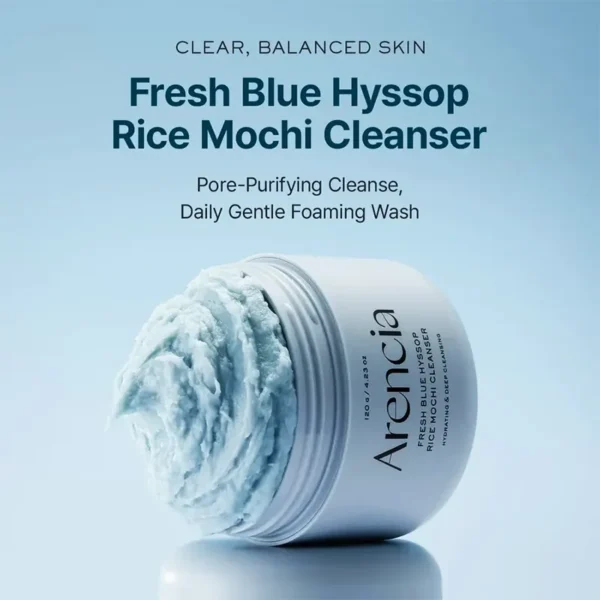 arencia-fresh-blue-hyssop-rice-mochi-cleanser-jar.webp کاسه شوینده خمیری برنج و زوفا آبی آرنسیا روی پس‌زمینه بافت محصول